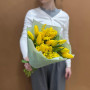 Букет из желтых тюльпанов и мимозы